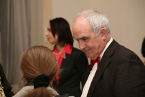 A Ratiu Scholar talking with Nicolae Ratiu