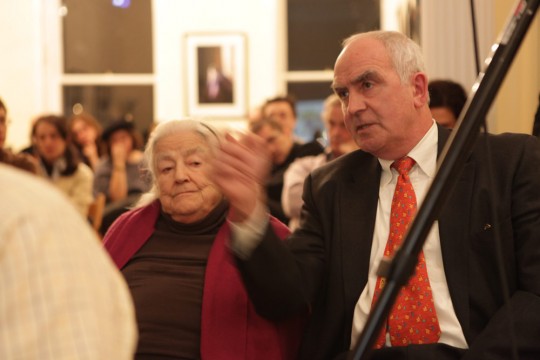 Nicolae Ratiu, Chairman of the Ratiu Foundation, makes a contribution during the Q&A session. Near him, Elisabeth Ratiu, Trustee of the Ratiu Foundation